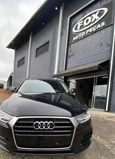 Desmanche Fox Auto Peças - Interior da oficina com carros desmontados